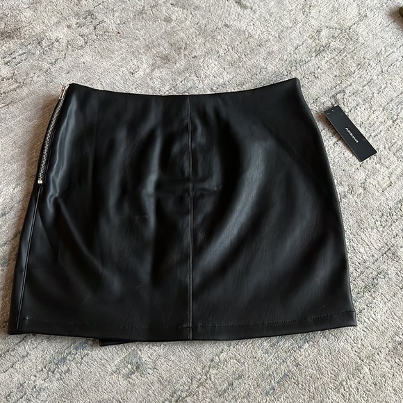 LULUS faux leather mini skirt with zipper - Picture 6 of 6